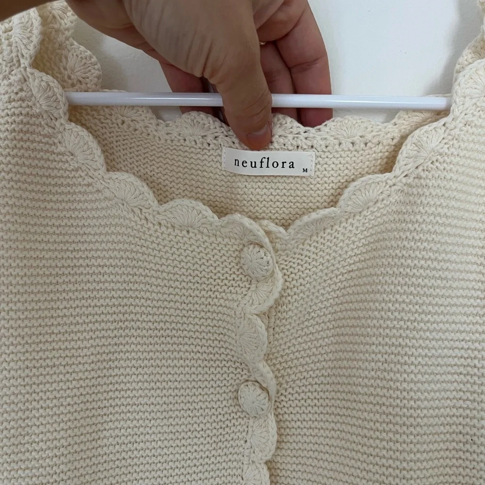 NWOT neuflora scalloped cardigan - Picture 2 of 3